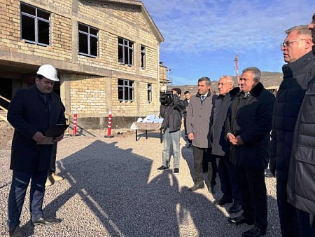 Игорь Бабушкин проверил в Азербайджане ход строительства детсада, возводимого при поддержке Астраханской области   