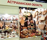 На московской выставке народных промыслов астраханские мастера представили короба из чакана и тканые дорожки