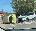 В Астрахани машина прилегла на бочок