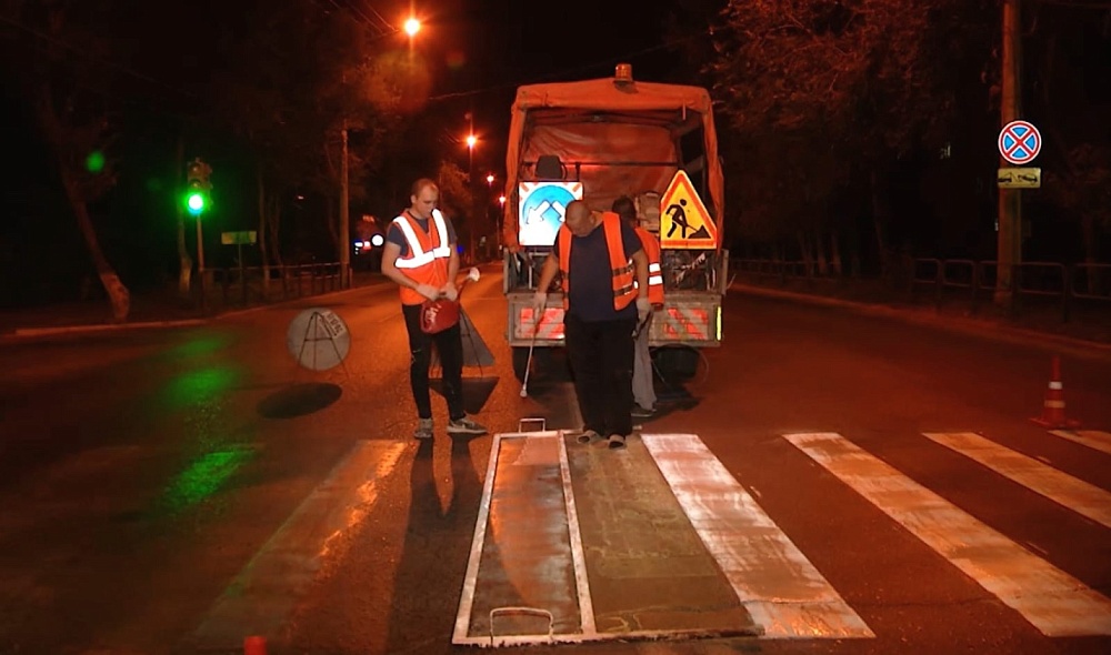 В Астрахани обновляют разметку рядом со школами  