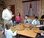 Астраханские дети-инвалиды осваивают народные ремесла 