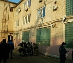 Кадры спасательных и правоохранительных работ у астраханского спорткомплекса "Динамо"