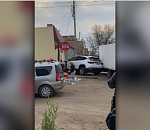 На видео попал момент, как в магазин в Астрахани влетел автомобиль