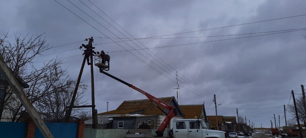 Астраханские энергетики восстанавливают электроснабжение в пострадавших от ветра населенных пунктах