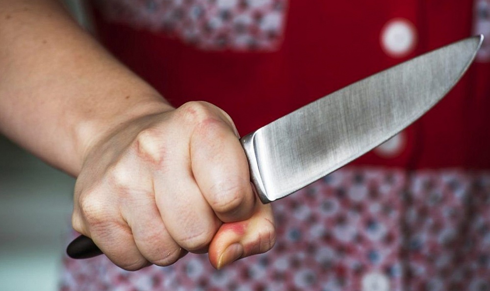 ﻿Астраханка пырнула ножом сожителя во время застолья