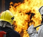 В Астрахани сгорели автомобиль и заброшенное здание