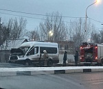 В Астрахани на ул. Латышева сгорел микроавтобус