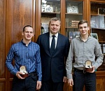 В Астрахани наградили юношей, которые спасли людей