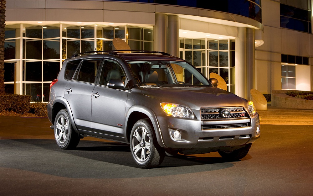 Toyota отзывает в России почти 140 тыс. кроссоверов RAV4