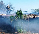 В Астрахани больше часа горели жилой дом и хозпостройки