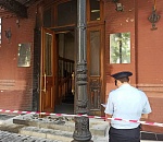 Поджегший дверь облдумы астраханец обгорел сам и находится в больнице