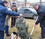 Главы города и региона озеленили новый сквер в Астрахани