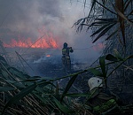 МЧС предупреждает астраханцев о запахе гари в городе из-за горящего камыша