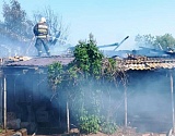 В Астрахани больше часа горели жилой дом и хозпостройки