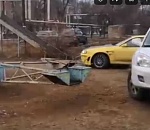В Астрахани детскую площадку автомобилисты облюбовали под парковку