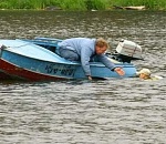 Под Астраханью на реке моторка столкнулась с подтопленным предметом