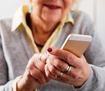 В Астрахани четверо полицейских с трудом вывели пенсионерку из телефонного  транса и прервали ее разговор с мошенником