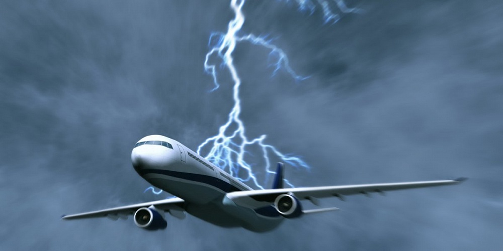 В самолет, вылетевший из Астрахани, на подлете к Москве попала молния