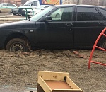 Водителю за неправильную парковку жестоко отомстила детская площадка 