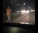 На видео попал бессмертный астраханец, который шел посреди Нового моста