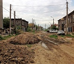 При ремонте улицы Каховского в Астрахани потеряли трубу, уложенную (ли?) пять лет назад