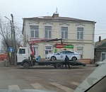 Фото дня: в Астрахани эвакуатор увозит полицейскую машину 