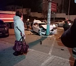 В Астрахани иномарка покорёжилась об столб. Видео