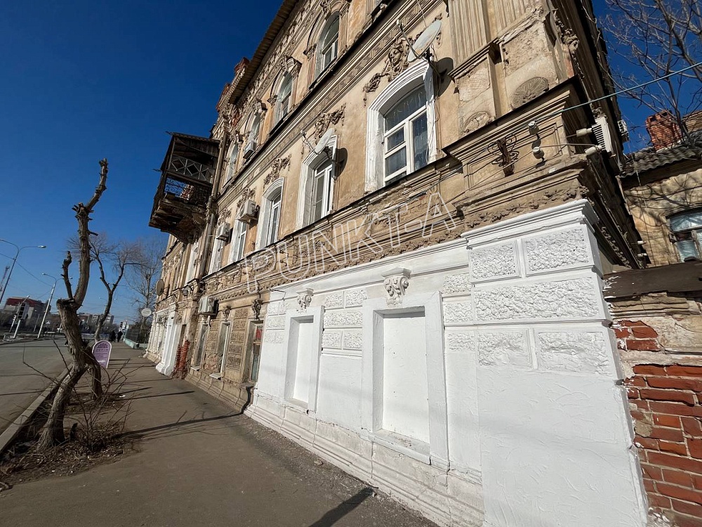 Со стены исторического дома в Астрахани сняли скандальный резервуар с водой