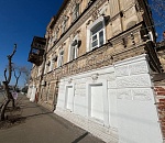 Со стены исторического дома в Астрахани сняли скандальный резервуар с водой