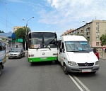 Опять 25: в Астрахани столкнулись автобус и маршрутка