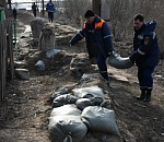 300 мешков с грунтом уложили у берега реки Болды в поселке Свободный