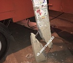 В Астрахани машина коммунальной службы сотворила опасный для жизни бетонный столб