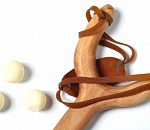 Взрослые игры: астраханец хотел при помощи рогатки передать наркотики в колонию