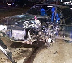 Под Астраханью Ладу покорежило до неузнаваемости после встречи с экскаватором