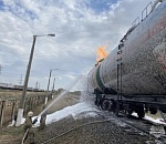 Цистерну с газом в Астраханской области тушат третьи сутки