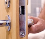 Спасателям пришлось вызволять из закрытой квартиры астраханку с инсультом