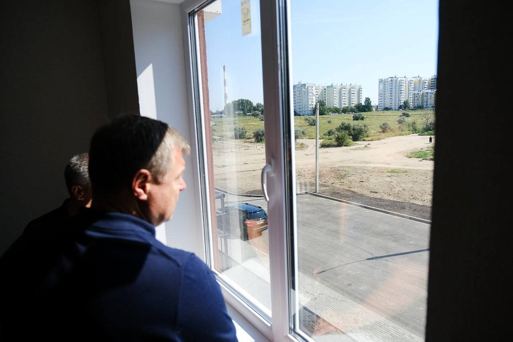 Более 570 астраханских сирот получили ключи от заветных квартир