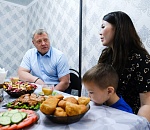 Жена бойца из зоны СВО встретилась с астраханским губернатором