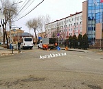 На улице Ленина тоже укладывают "лежачего полицейского"