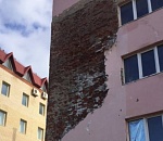 ЧП в Астрахани: рухнула облицовка стены скандально-известного на всю страну общежития