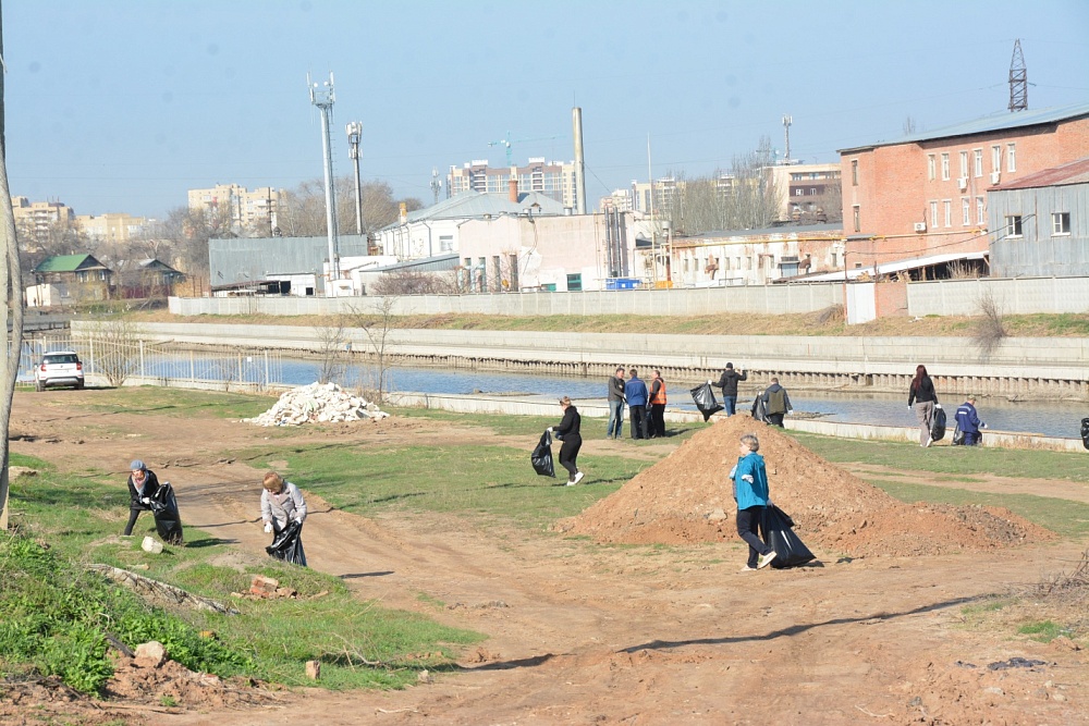 Около двух тысяч астраханцев вышли на большой городской субботник