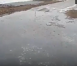 В Астрахани прорвало трубу, затопив целую улицу