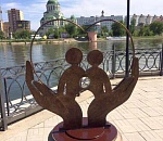 В Астрахани восстановили разрушенный вандалами памятник семье