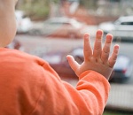 В Астрахани из окна выпали двое детей