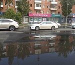 На улице Академика Королева недалеко от провала просел асфальт