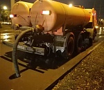 Коммунальщики откачивают лужи после ливня в Астрахани 