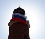Знаменитый маяк в астраханской степи увенчали триколором