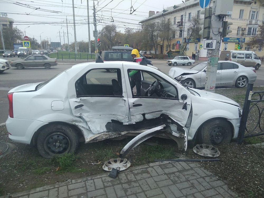 В Астрахани произошло серьезное ДТП из-за неработающего светофора