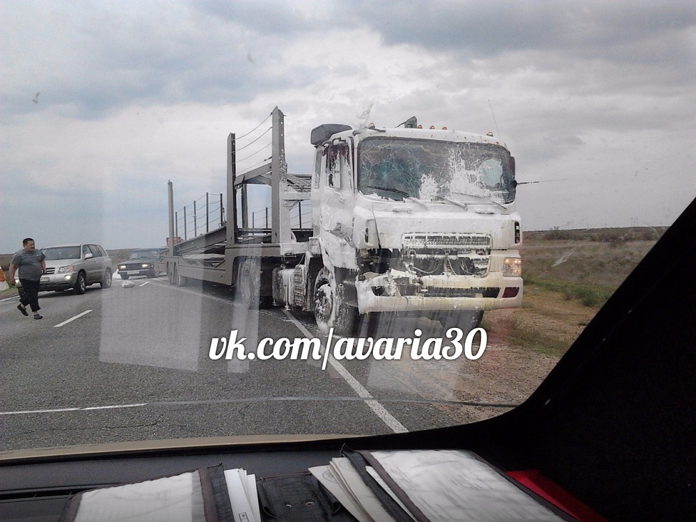   Под Астраханью фура врезалась в машину дорожных работников