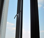 В Астрахани из окна 5-го этажа выпал подросток